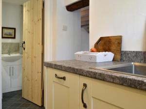 A kitchen or kitchenette at Toad Hall