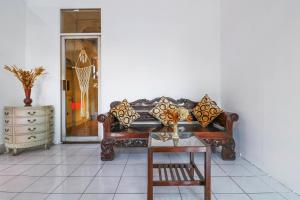 a living room with a couch and a table at OYO 1384 Pulau Bali Hotel in Denpasar