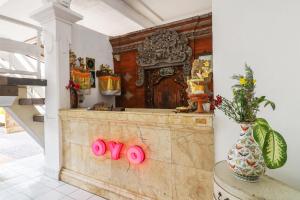 una stanza con bancone e candele rosa di OYO 1384 Pulau Bali Hotel a Denpasar
