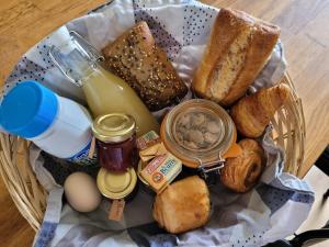 een mand met brood, eieren en toast bij Tout au bout du chemin in Réquista