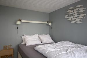 ラ・フロットにあるCosy Apartment In The Center Of La Flotteのベッドルーム1室(白いシーツが備わるベッド1台付)