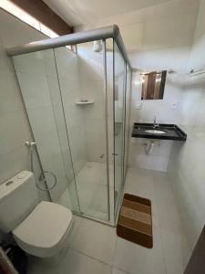 ein Badezimmer mit Dusche, Toilette und Waschbecken in der Unterkunft Casa na Barra de São Miguel in Barra de São Miguel + 29 Fotos