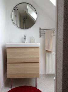 un baño con lavabo y espejo en Svalegaarden Guesthouse, en Særslev 20 fotos más
