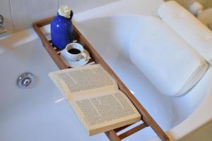 A bed or beds in a room at queen 24