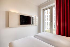 TV a/nebo společenská místnost v ubytování B&B HOTEL Antwerpen Zuid