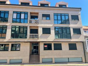 apartamentowiec z oknami i balkonem w obiekcie PASEO DA BARCA w mieście Muxia