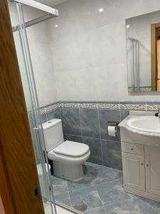 łazienka z toaletą i umywalką w obiekcie PASEO DA BARCA w mieście Muxia
