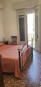 蓬塔西卡的住宿－Casa Vacanza a Punta Secca，一间卧室配有一张红色棉被的床
