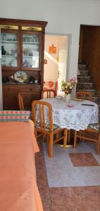 蓬塔西卡的住宿－Casa Vacanza a Punta Secca，一间带桌椅和楼梯的用餐室