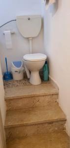 蓬塔西卡的住宿－Casa Vacanza a Punta Secca，楼梯上设有带卫生间的浴室