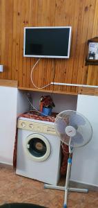 蓬塔西卡的住宿－Casa Vacanza a Punta Secca，洗衣机上配有电视。