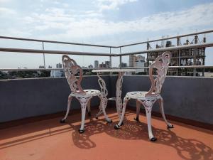 two chairs sitting on top of a balcony at Departamento Augusta II in Posadas