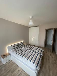biała sypialnia z dużym łóżkiem w obiekcie Movie flats w mieście Sofia