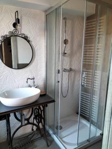 y baño con lavabo y ducha con espejo. en LOCANDA LA SALITA, en Monforte dʼAlba