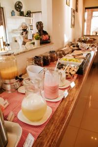 - un comptoir avec des assiettes de nourriture et de boissons dans l'établissement Rancho das Pedras Itaberá, à Itaberá