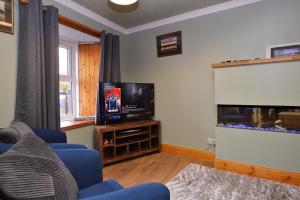 TV a/nebo společenská místnost v ubytování Chapelton Cottage