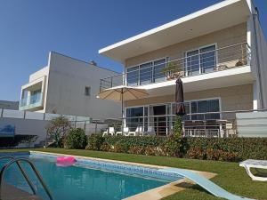 una casa con piscina e ombrellone di MyStay - Villa Luísa a Vila do Conde