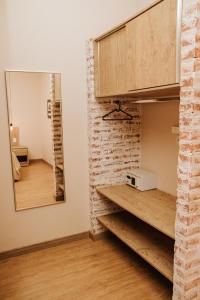 Cette chambre est dotée d'un mur en briques et d'un miroir. dans l'établissement Rancho das Pedras Itaberá, à Itaberá