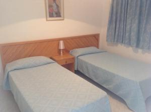 Ein Bett oder Betten in einem Zimmer der Unterkunft Apartamentos Can Miguel