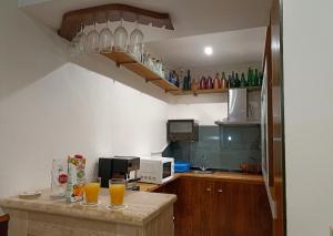 una cucina con bancone e bicchieri di MyStay - Villa Luísa a Vila do Conde
