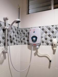 łazienka z prysznicem. w obiekcie TERINAI TASOH LAKE VIEW RESORT 