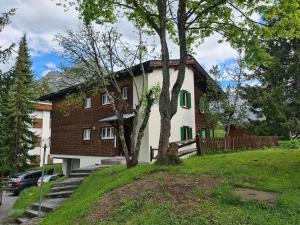 a house with a tree in front of it at Grabahus in Arosa