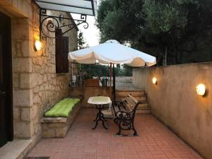 Patio alebo iná vonkajšia časť ubytovania Olive Cottage