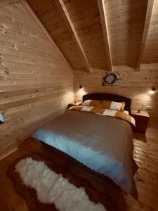 1 dormitorio con 1 cama en una habitación de madera en Wooden Corner en Kolašin