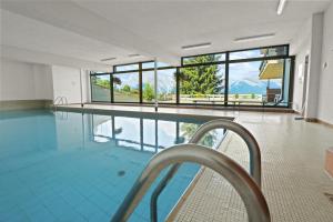 a swimming pool with a view of a mountain at Superbe appartement avec piscine in Nendaz