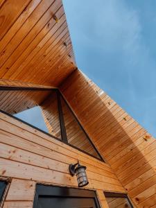 techo de madera de una casa de madera con lámpara en CABANA 365 en Brasov