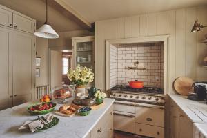 A kitchen or kitchenette at Harold House