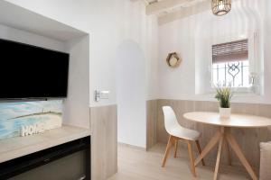 Televízia a/alebo spoločenská miestnosť v ubytovaní Apartamento Cobarrubias