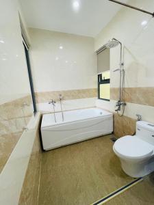 Ένα μπάνιο στο HoiAn Déja Blue I - Private villa with 4brs and pool