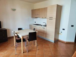a kitchen with a table and chairs in a room at Albis Harena - Porto Antigo 2 in Santa Maria