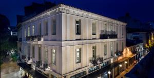 ATHINAIDOS QUARTERS by K&K في أثينا: مبنى ابيض فيه بلكونات جنبه