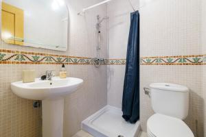 Łazienka z białą toaletą i umywalką w obiekcie Apartamento Mijas Golf w mieście Mijas +13 zdjęć