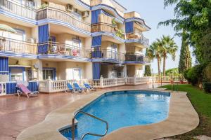 hotel z basenem przed budynkiem w obiekcie Apartamento Mijas Golf w mieście Mijas