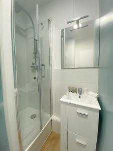 Kúpeľňa v ubytovaní L'escapade, studio avec vue mer