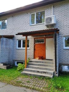 uma casa com uma porta e uma ventoinha em cima em Vihula Tambi Apartment em Vihula