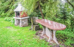 kamienna ławka siedząca obok ptasiego domku w obiekcie Holiday Home Dywity Wielochowo w mieście Redy