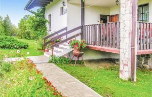 dom z gankiem z wazą kwiatów w obiekcie Holiday Home Dywity Wielochowo w mieście Redy