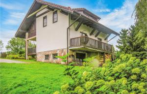 Cette grande maison possède un balcon sur une cour verdoyante. dans l'établissement 4 Bedroom Pet Friendly Home In Lidzbark Warminski, à Redy