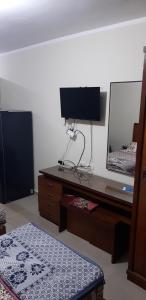 um quarto com uma secretária, uma televisão e um espelho. em Studio apartment, Aqua View Resort, North coast em El Alamein