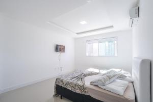 Postel nebo postele na pokoji v ubytování Apto a 260m da Meia Praia em condominio de luxo SC