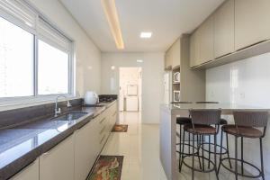 Kuchyň nebo kuchyňský kout v ubytování Apto a 260m da Meia Praia em condominio de luxo SC