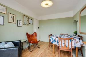 ein Esszimmer mit einem Tisch und Stühlen in der Unterkunft Cheerfull 3-Bedroom Home with parking & garden in Oxford