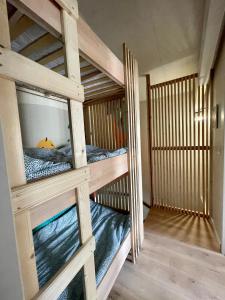 ein paar Etagenbetten in einem Zimmer in der Unterkunft Maison chaleureuse sous les pins in Seignosse