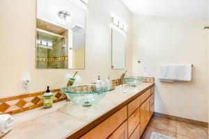 a bathroom with two glass bowls on the counter at Mountain Vistas in Silverthorne +21 photos