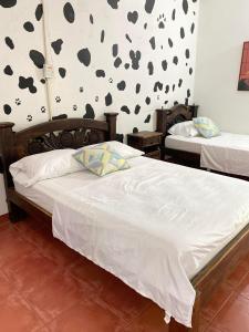 a bedroom with two beds and a wall with hearts at Finca Villa Sofía Campestre con piscina in Anapoima