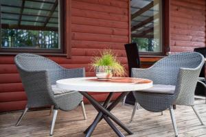 een witte tafel en stoelen op een patio bij Remigija Studio Home in Jonava